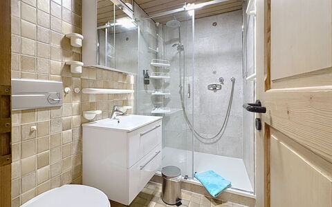 Schwarzwaldhof mit Pool & Sauna: Badezimmer, Armatur, Flooring, Interior Design, Fussboden, Toilette, Bad Sink, Sinken, Toilleten Sitz, Zapfhahn