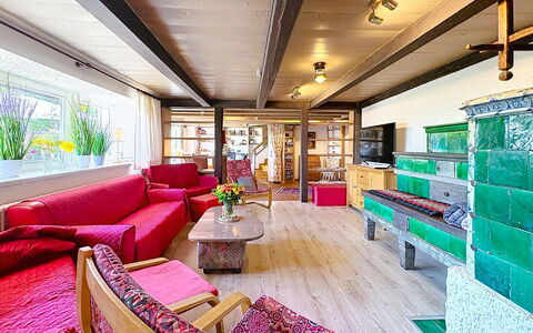 Schwarzwaldhof mit Pool & Sauna: Decke, Interior Design, Möbel, Flooring, Fussboden, Zimmer, Couch, Wohnzimmer, Halle, Stuhl