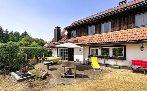 Schwarzwaldhof mit Pool & Sauna: Gebäude, Fenster, Haus, Dach, Zuhause, Fassade, Wohngebiet, Hütte, Tür, Estate