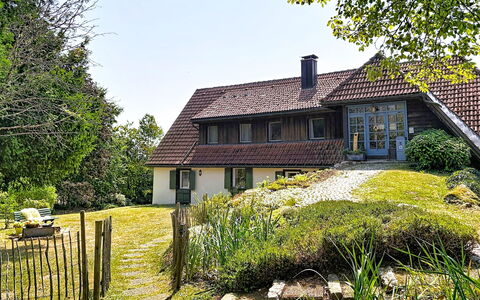 Schwarzwaldhof mit Pool & Sauna: Gras, Haus, Dach, Strauch, Zuhause, Hütte, Landschaft, Ländliches Gebiet, Grundstueck