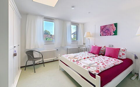 Schwarzwaldhof mit Pool & Sauna: Bett, Möbel, Interior Design, Schlafzimmer, Decke, Bedding, Bettdecke, Fussboden, Flooring, Zimmer