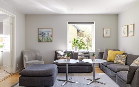 Villa Anja: Möbel, Interior Design, Couch, Flooring, Fussboden, Wohnzimmer, Zimmer, Tabelle, Kaffetisch