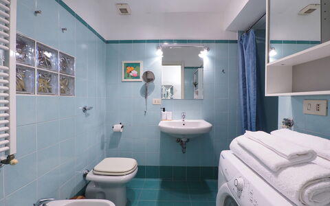 Suite Meda: Badezimmer, Interior Design, Armatur, Flooring, Bad Sink, Fussboden, Sinken, Toilette, Zapfhahn, Zimmer