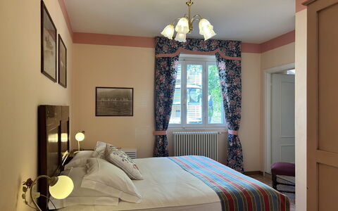 Besanina: Möbel, Interior Design, Holz, Zimmer, Textil, Schlafzimmer, Beleuchtung, Linens, Decke, Flooring
