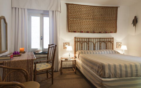 Portofino: Möbel, Bett, Schlafzimmer, Interior Design, Bedding, Bettdecke, Holz, Linens, Textil, Zimmer