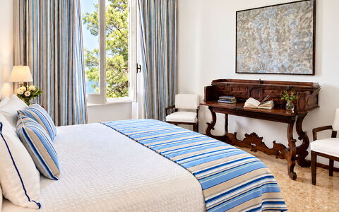 Portofino Luxury Villa – Private Sea Access & Car-: Möbel, Interior Design, Schlafzimmer, Bett, Linens, Fussboden, Flooring, Textil, Bettdecke, Bedding