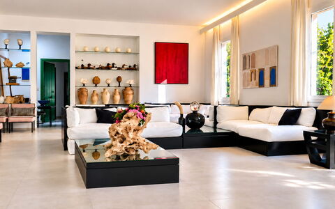 Portofino Luxury Villa – Private Sea Access & Car-: Möbel, Interior Design, Flooring, Couch, Fussboden, Wand, Wohnzimmer, Zuhause, Zimmer, Beleuchtung