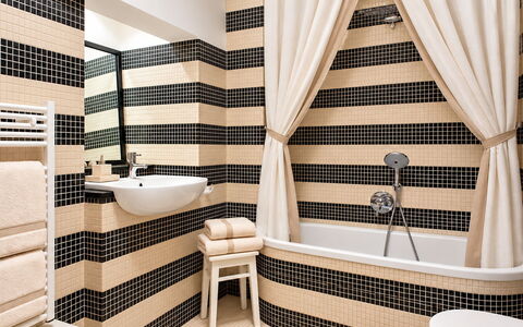 Portofino Luxury Villa – Private Sea Access & Car-: Interior Design, Textil, Badezimmer, Flooring, Fussboden, Armatur, Installation, Vorhang, Fliese, Toilette