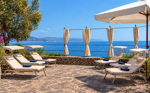 Portofino Luxury Villa – Private Sea Access & Car-: Blau, Wasser, Gewässer, Gartenmöbel, Möbel, Meer, Resort, Küsten Und Ozeanische Forms, Küste, Regenschirm