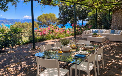 Portofino Luxury Villa – Private Sea Access & Car-: Möbel, Stuhl, Tabelle, Gartenmöbel, Tisch Im Freien, Küche & Esszimmer Tisch, Garten, Restaurant, Schatten, Resort
