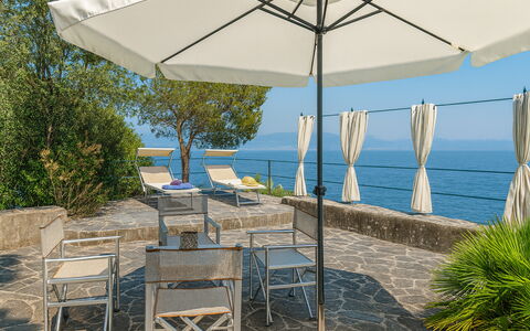Portofino: Möbel, Gartenmöbel, Meer, Tabelle, Schatten, Küsten Und Ozeanische Forms, Stuhl, Tisch Im Freien, Ozean, Küste
