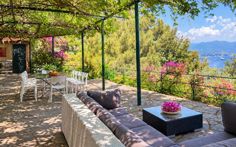 Portofino Luxury Villa – Private Sea Access & Car-: Garten, Gartenmöbel, Stuhl, Schatten, Eco Hotel, Resort, Blumentopf, Landscaping, Garten