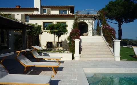 Castelprile: Schwimmbad, Wohngebiet, Haus, Resort, Zuhause, Estate, Schatten, Gartenmöbel, Balkon, Blumentopf