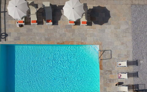 Villa Il Noccioleto: Schwimmbad, Möbel, Verbundwerkstoff, Resort, Gartenmöbel, Stuhl, Fliese, Hotel, Eco Hotel, Sonnenliege