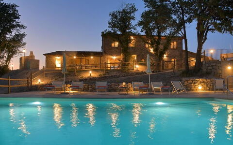 Villa Il Noccioleto: Schwimmbad, Gartenmöbel, Möbel, Menschliche Siedlung, Resort, Eco Hotel, Estate, Hotel, Sonnenliege, Villa