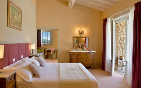 Villa Il Noccioleto: Möbel, Wand, Interior Design, Schlafzimmer, Bett, Flooring, Fussboden, Zimmer, Bettrahmen, Beleuchtung
