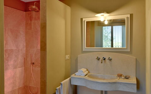 Villa Il Noccioleto: Badezimmer, Bad Sink, Armatur, Wand, Interior Design, Flooring, Sinken, Fussboden, Zapfhahn, Spiegel