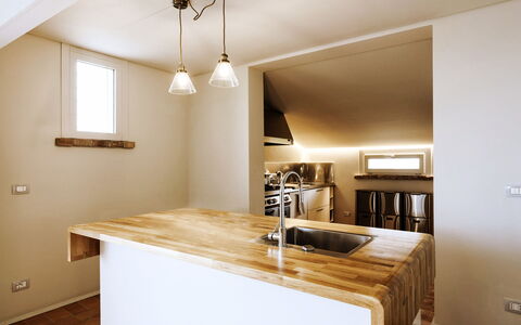 Villa Dedalo: Interior Design, Countertop, Wand, Flooring, Holz, Möbel, Decke, Küche, Light Fixture, Cabinetry