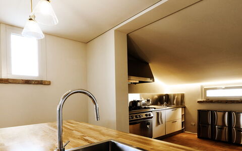 Villa Dedalo: Küche, Countertop, Interior Design, Holz, Decke, Light Fixture, Flooring, Küchengerät, Beleuchtung, Spüle