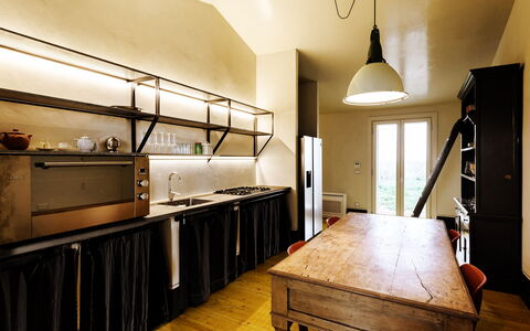 Villa Dedalo: Interior Design, Möbel, Flooring, Decke, Holz, Light Fixture, Fussboden, Beleuchtung, Küche, Zimmer