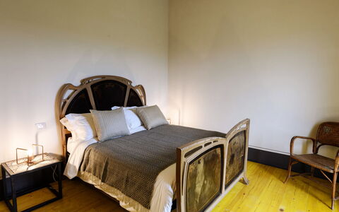 Villa Dedalo: Bett, Schlafzimmer, Möbel, Bedding, Bettdecke, Holz, Interior Design, Fussboden, Flooring, Bettrahmen