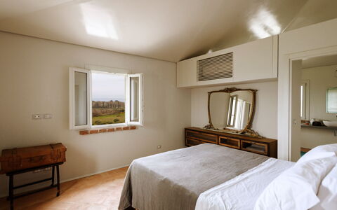 Villa Dedalo: Bett, Schlafzimmer, Wand, Interior Design, Möbel, Holz, Bettdecke, Decke, Bedding, Fussboden