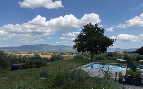 Villa Dedalo: Himmel, Blau, Landschaft, Grundstueck, Garten, Landscaping, Gartenmöbel, Kumulus, Plantage