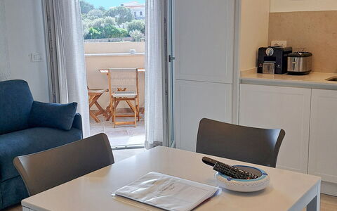Smeralda Apartment: Möbel, Interior Design, Flooring, Stuhl, Tabelle, Fussboden, Holz, Küche & Esszimmer Tisch, Esszimmer, Beleuchtung