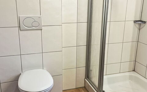 Haus 104 - Seepark Burhave: Flooring, Fussboden, Badezimmer, Fliese, Armatur, Zimmer, Toilette, Installation, Toilleten Sitz