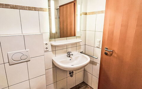 Haus 104 - Seepark Burhave: Wand, Flooring, Fussboden, Interior Design, Armatur, Zimmer, Installation, Sinken, Badezimmer, Zapfhahn