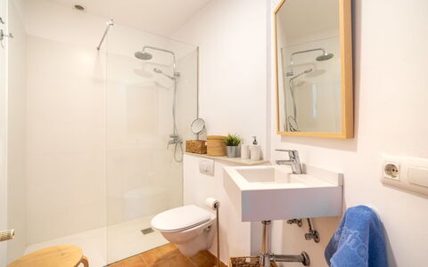 Vista Mar i Muntanya: Flooring, Interior Design, Fussboden, Badezimmer, Armatur, Holz, Bad Sink, Zimmer, Zapfhahn, Spiegel