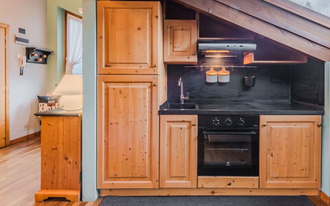 Pinzolo 5: Holz, Küche, Interior Design, Cabinetry, Major Appliance, Flooring, Möbel, Decke, Küchengerät, Countertop