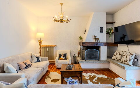 Maison Ginevra: Möbel, Interior Design, Holz, Couch, Zimmer, Wohnzimmer, Decke, Beleuchtung, Zuhause, Flooring