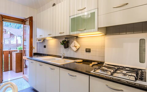 Maison Ginevra: Küche, Küchengerät, Countertop, Major Appliance, Spüle, Holz, Interior Design, Haushaltsgerät, Cabinetry, Flooring