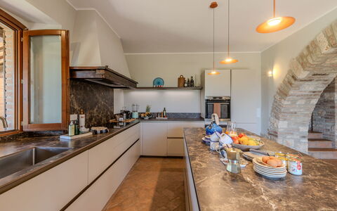 Casale Nido: Küche, Countertop, Interior Design, Flooring, Holz, Decke, Küchengerät, Beleuchtung, Möbel, Cabinetry