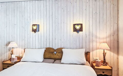 Verte-Rive: Schlafzimmer, Bett, Bedding, Interior Design, Holz, Bettdecke, Möbel, Linens, Beleuchtung, Decke