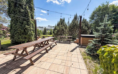 Švýcarka: Garten, Schatten, Lärche, Landscaping, Hartholz, Gartenmöbel, Außenbank, Zaun, Picknicktisch