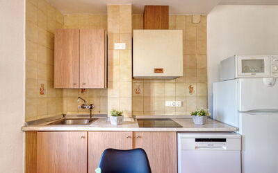 Centro Peatonal Roses 713.2: Küche, Küchengerät, Countertop, Major Appliance, Interior Design, Holz, Flooring, Sinken, Spüle, Möbel