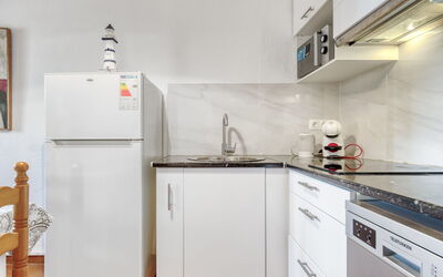 Centro Peatonal Roses 713.1: Küchengerät, Major Appliance, Küche, Flooring, Möbel, Interior Design, Countertop, Cabinetry, Fussboden, Zimmer