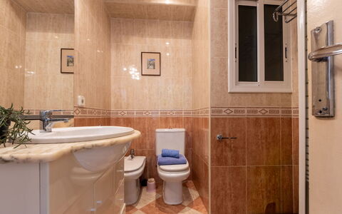 Pompeyo i: Badezimmer, Armatur, Flooring, Sinken, Bad Sink, Fussboden, Interior Design, Toilleten Sitz, Toilette, Zapfhahn