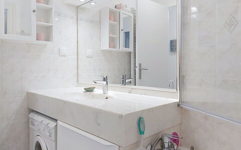 Palmier: Flooring, Armatur, Interior Design, Badezimmer, Wand, Fussboden, Badezimmerschrank, Sinken, Countertop, Zapfhahn