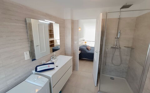 Le Domino: Flooring, Fussboden, Interior Design, Armatur, Bad Sink, Holz, Sinken, Badezimmerschrank, Badezimmer, Zapfhahn