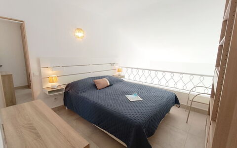 Le Domino: Fussboden, Flooring, Möbel, Interior Design, Schlafzimmer, Holz, Bett, Bettdecke, Holzboden, Bedding