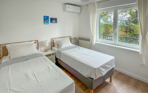 Verde: Bett, Schlafzimmer, Bettdecke, Bedding, Interior Design, Möbel, Bettrahmen, Fussboden, Wohnung, Linens