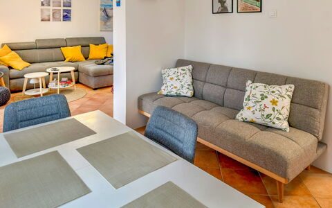 Verde: Möbel, Flooring, Interior Design, Fussboden, Couch, Holz, Zimmer, Wohnzimmer, Textil, Wohnung
