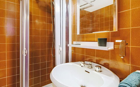 Nevada View: Armatur, Flooring, Interior Design, Fussboden, Sinken, Bad Sink, Badezimmer, Zapfhahn, Installation, Orange