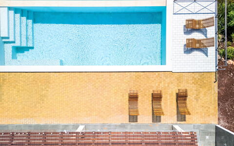 Cleope: Blau, Schwimmbad, Verbundwerkstoff, Resort, Holzbeize, Schatten, Eco Hotel, Design, Gartenmöbel, Hartholz