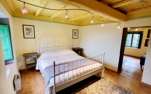 La Casa degli Artisti, Jacuzzi, Marliana: Bett, Interior Design, Schlafzimmer, Möbel, Fussboden, Wand, Flooring, Bedding, Bettdecke, Holz