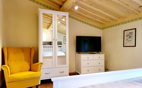 La Casa degli Artisti, Jacuzzi, Marliana: Möbel, Interior Design, Wand, Fussboden, Flooring, Holz, Zimmer, Decke, Bett, Schlafzimmer