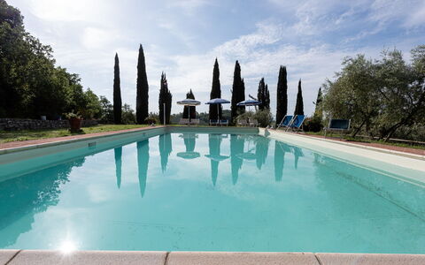 Podere le Lune with Pool, San Gimignano: Blau, Schwimmbad, Resort, Landscaping, Hazienda, Water Feature, Eco Hotel, Gartenmöbel, Villa
